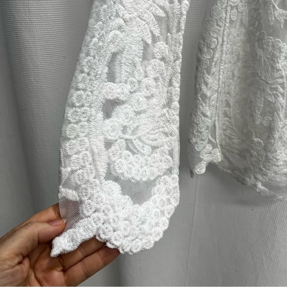 We Are Not Alone Women’s Ivory Lace Bell Sleeve Top size Medium - Picture 3 of 9
